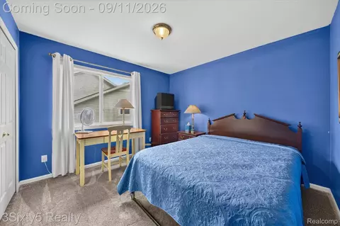 Bedroom - 19149 Red Oak Ln, Brownstown, MI 48193 photo 8 of 10