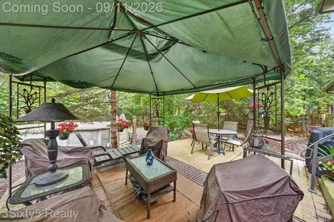 Exterior - 19149 Red Oak Ln, Brownstown, MI 48193 photo 5 of 5