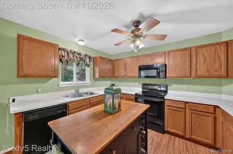 Kitchen - 19149 Red Oak Ln, Brownstown, MI 48193 photo 2 of 5