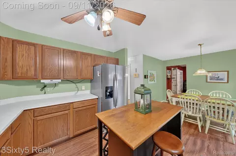 Kitchen - 19149 Red Oak Ln, Brownstown, MI 48193 photo 4 of 5