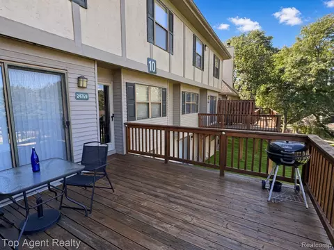 24769 Primrose Ln, Southfield, MI 48033