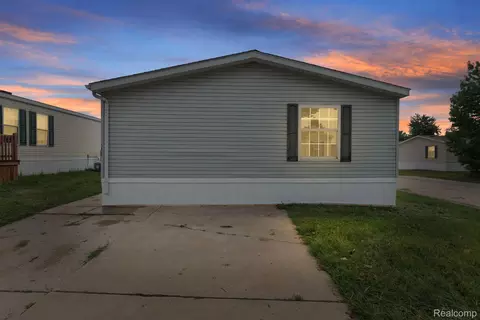 15828 Croatia Dr, Clinton Township, MI 48038