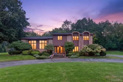 7115 Paterese Dr, Bloomfield Hills, MI 48301