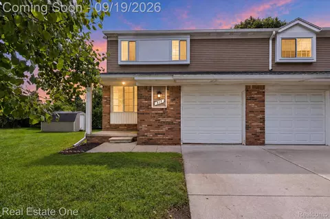 317 Hampton Ct, South Lyon, MI 48178