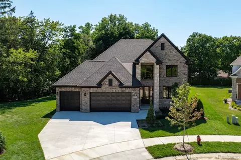 913 Kimberly Ct, Troy, MI 48098