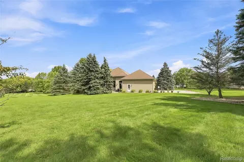 Exterior - 2566 Lakeside Ct, Flint, MI 48433 photo 10 of 11