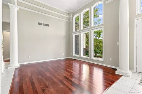 Living - 2566 Lakeside Ct, Flint, MI 48433 photo 3 of 7