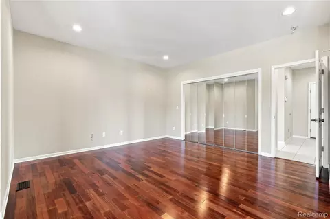Bedroom - 2566 Lakeside Ct, Flint, MI 48433 photo 4 of 6