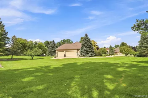 Exterior - 2566 Lakeside Ct, Flint, MI 48433 photo 8 of 11