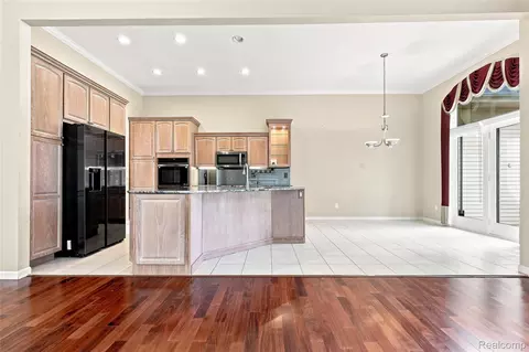 Kitchen - 2566 Lakeside Ct, Flint, MI 48433 photo 6 of 8