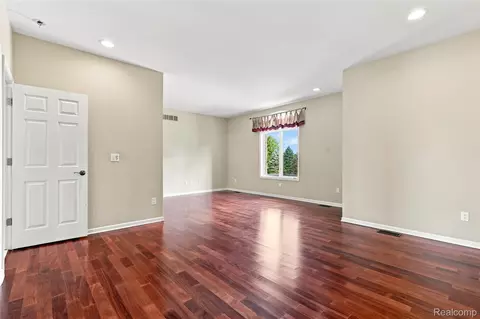 Living - 2566 Lakeside Ct, Flint, MI 48433 photo 6 of 7