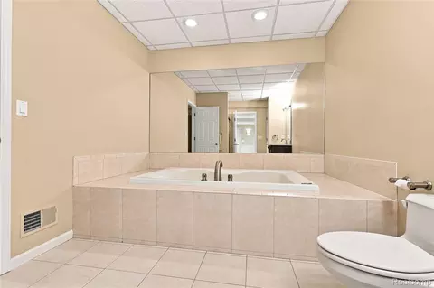 Bath - 2566 Lakeside Ct, Flint, MI 48433 photo 5 of 6