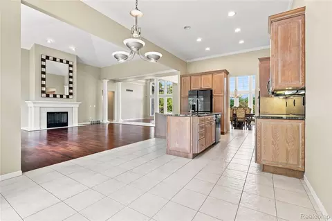 Kitchen - 2566 Lakeside Ct, Flint, MI 48433 photo 5 of 8