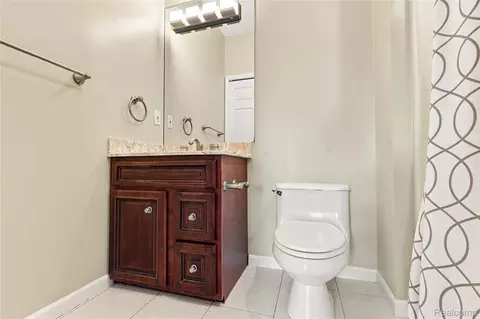 Bath - 2566 Lakeside Ct, Flint, MI 48433 photo 4 of 6