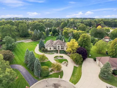 View/Area - 2566 Lakeside Ct, Flint, MI 48433 photo 3 of 7