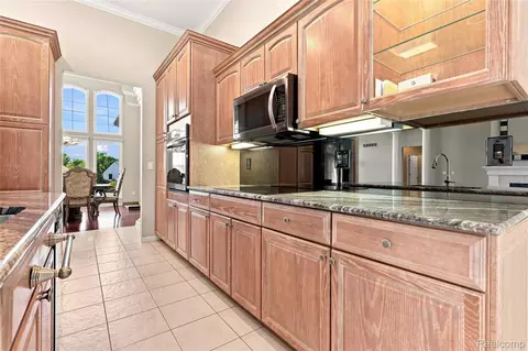 Kitchen - 2566 Lakeside Ct, Flint, MI 48433 photo 2 of 8