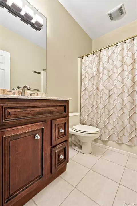 Bath - 2566 Lakeside Ct, Flint, MI 48433 photo 3 of 6