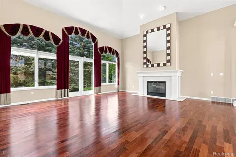 Living - 2566 Lakeside Ct, Flint, MI 48433 photo 2 of 7
