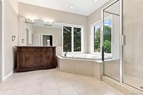 Bath - 2566 Lakeside Ct, Flint, MI 48433 photo 1 of 6