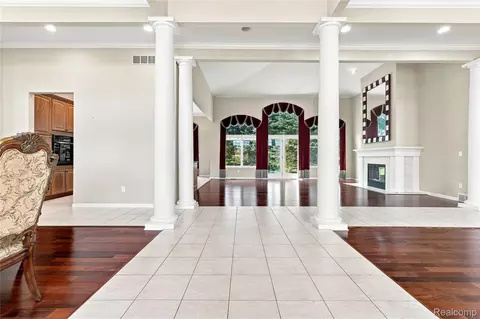 Entry Way - 2566 Lakeside Ct, Flint, MI 48433 photo 2 of 3