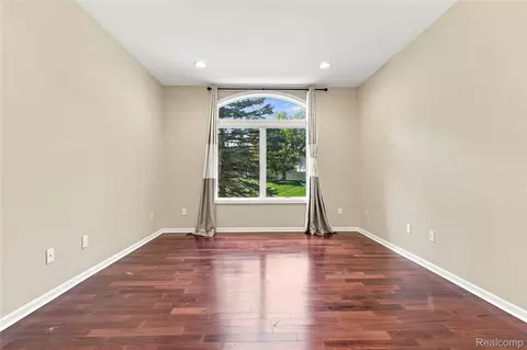 Living - 2566 Lakeside Ct, Flint, MI 48433 photo 5 of 7