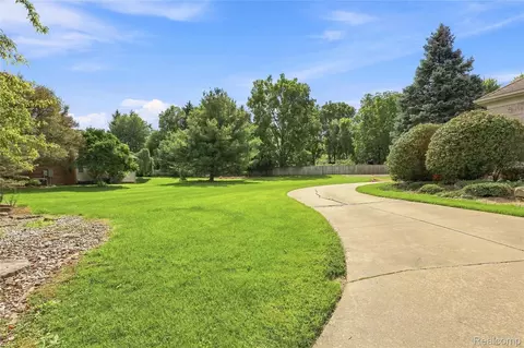 Exterior - 2566 Lakeside Ct, Flint, MI 48433 photo 7 of 11