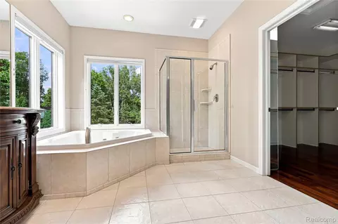 Bath - 2566 Lakeside Ct, Flint, MI 48433 photo 2 of 6