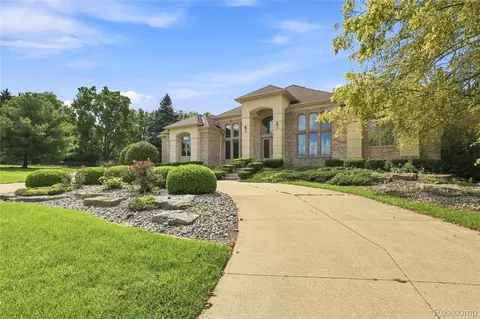 Exterior - 2566 Lakeside Ct, Flint, MI 48433 photo 2 of 11