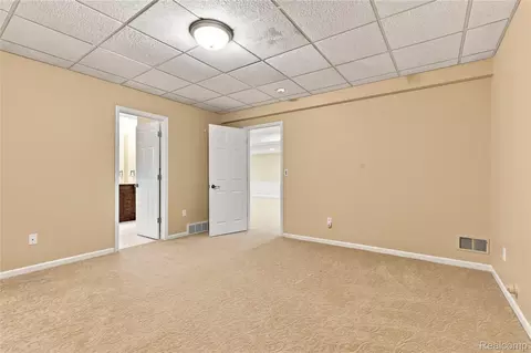 Bedroom - 2566 Lakeside Ct, Flint, MI 48433 photo 5 of 6