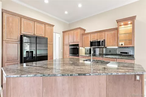 Kitchen - 2566 Lakeside Ct, Flint, MI 48433 photo 3 of 8