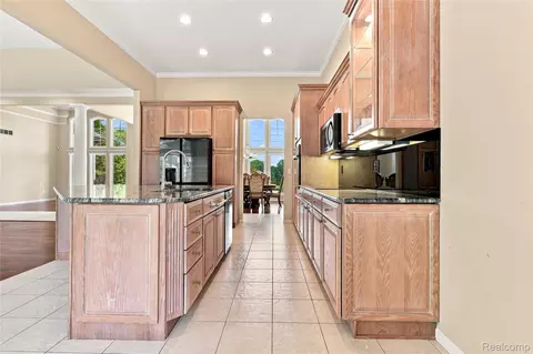 Kitchen - 2566 Lakeside Ct, Flint, MI 48433 photo 4 of 8