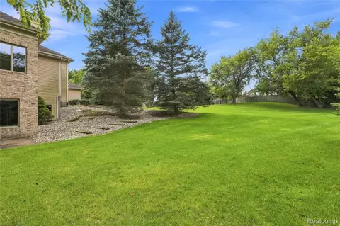 Exterior - 2566 Lakeside Ct, Flint, MI 48433 photo 5 of 11