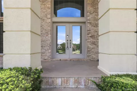 Exterior - 2566 Lakeside Ct, Flint, MI 48433 photo 4 of 11