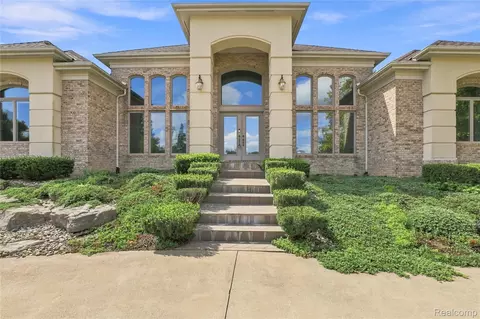 Exterior - 2566 Lakeside Ct, Flint, MI 48433 photo 3 of 11