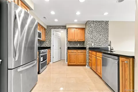 Kitchen - 2566 Lakeside Ct, Flint, MI 48433 photo 7 of 8