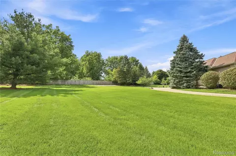 Exterior - 2566 Lakeside Ct, Flint, MI 48433 photo 6 of 11