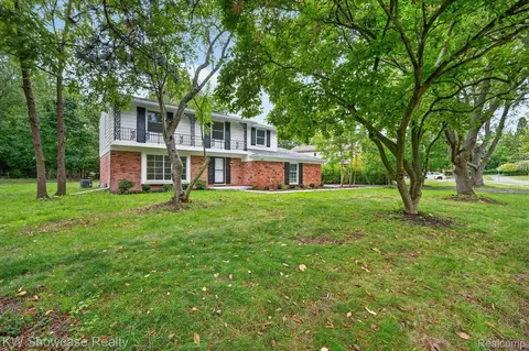 4069 Barnaby Ct, West Bloomfield, MI 48323