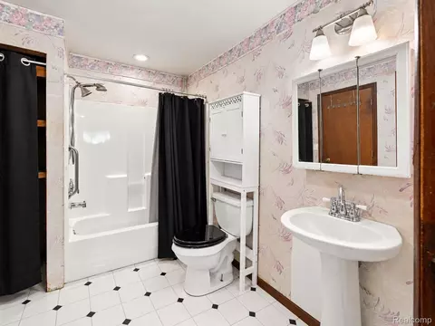 Bath - 751 E Hazelhurst St, Ferndale, MI 48220 photo 2 of 2