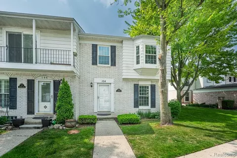 104 Manor Way, Rochester Hills, MI 48309
