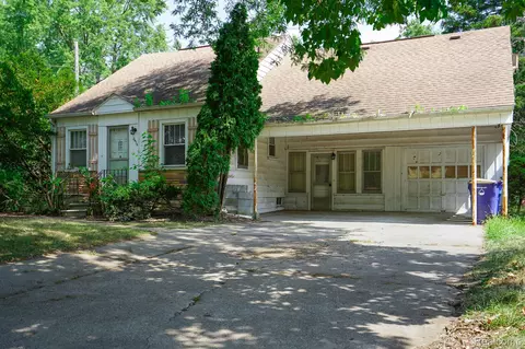 2476 Voorheis Rd, Waterford, MI 48328