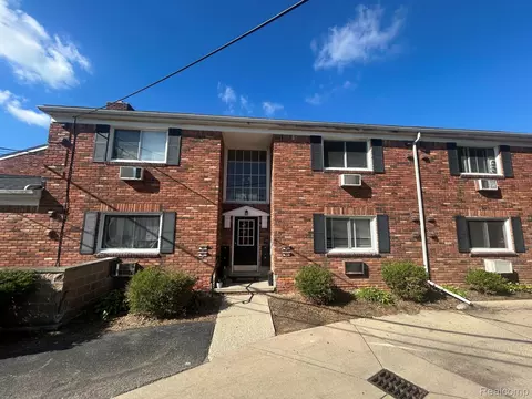 31831 Grand River Ave, Farmington, MI 48336