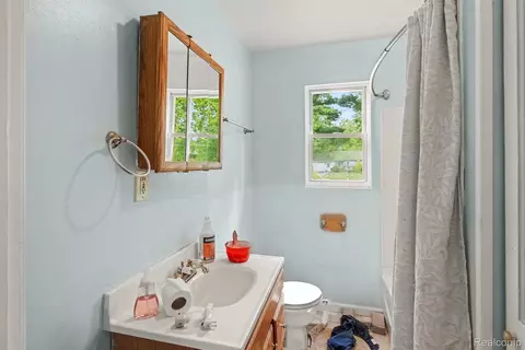 Bath - 5118 Berneda Dr, Flint, MI 48506 photo 1 of 1