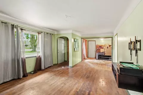 Living - 5118 Berneda Dr, Flint, MI 48506 photo 1 of 3