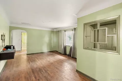 Living - 5118 Berneda Dr, Flint, MI 48506 photo 2 of 3