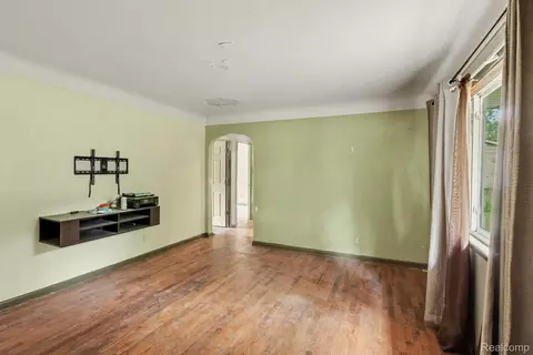 Living - 5118 Berneda Dr, Flint, MI 48506 photo 3 of 3