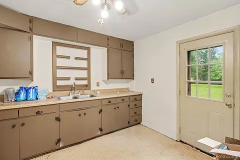 Kitchen - 5118 Berneda Dr, Flint, MI 48506 photo 2 of 2