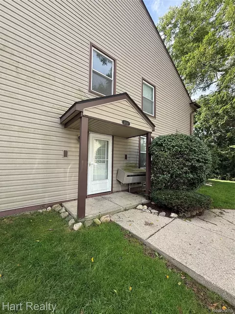 2157 Park Place Dr, Walled Lake, MI 48390