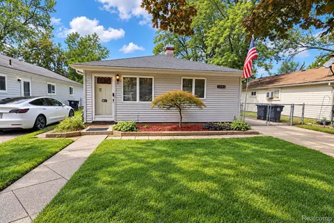 18285 Deering St, Livonia, MI 48152