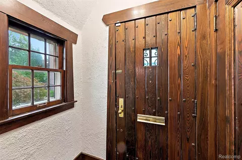 Entry Way - 367 Baldwin Rd, Birmingham, MI 48009 photo 3 of 4