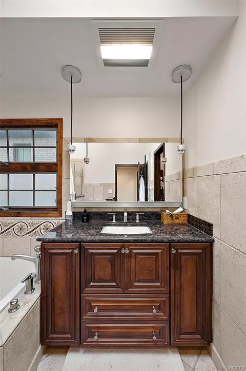 Bath - 367 Baldwin Rd, Birmingham, MI 48009 photo 2 of 4
